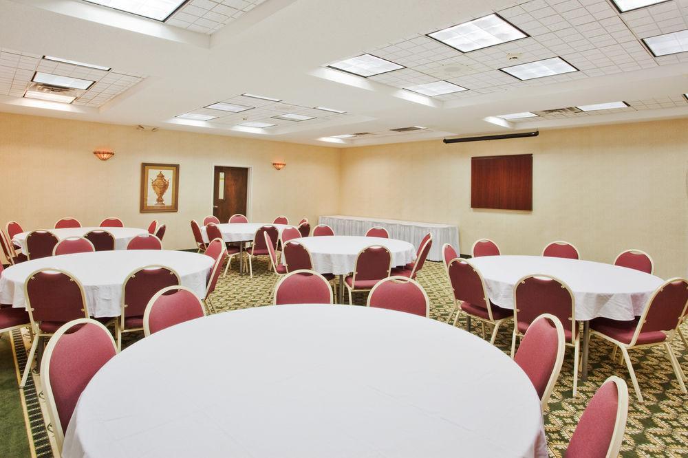 Quality Inn Fayetteville Near Historic Downtown Square Exterior photo