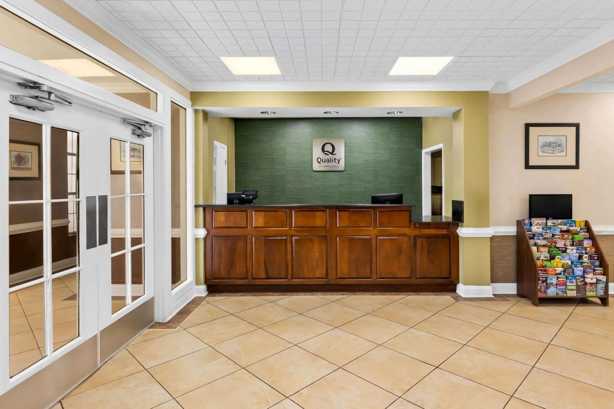 Quality Inn Fayetteville Near Historic Downtown Square Exterior photo